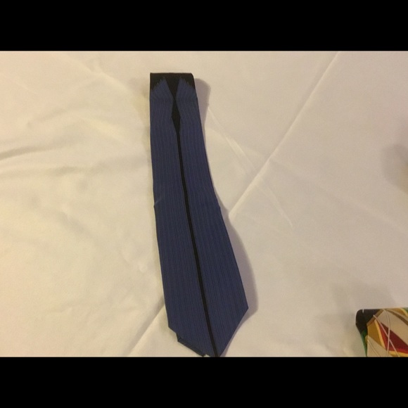 FIVE VINTAGE HIGH END TIES-GUCCI, FERRAGAMO,... - Picture 7 of 10